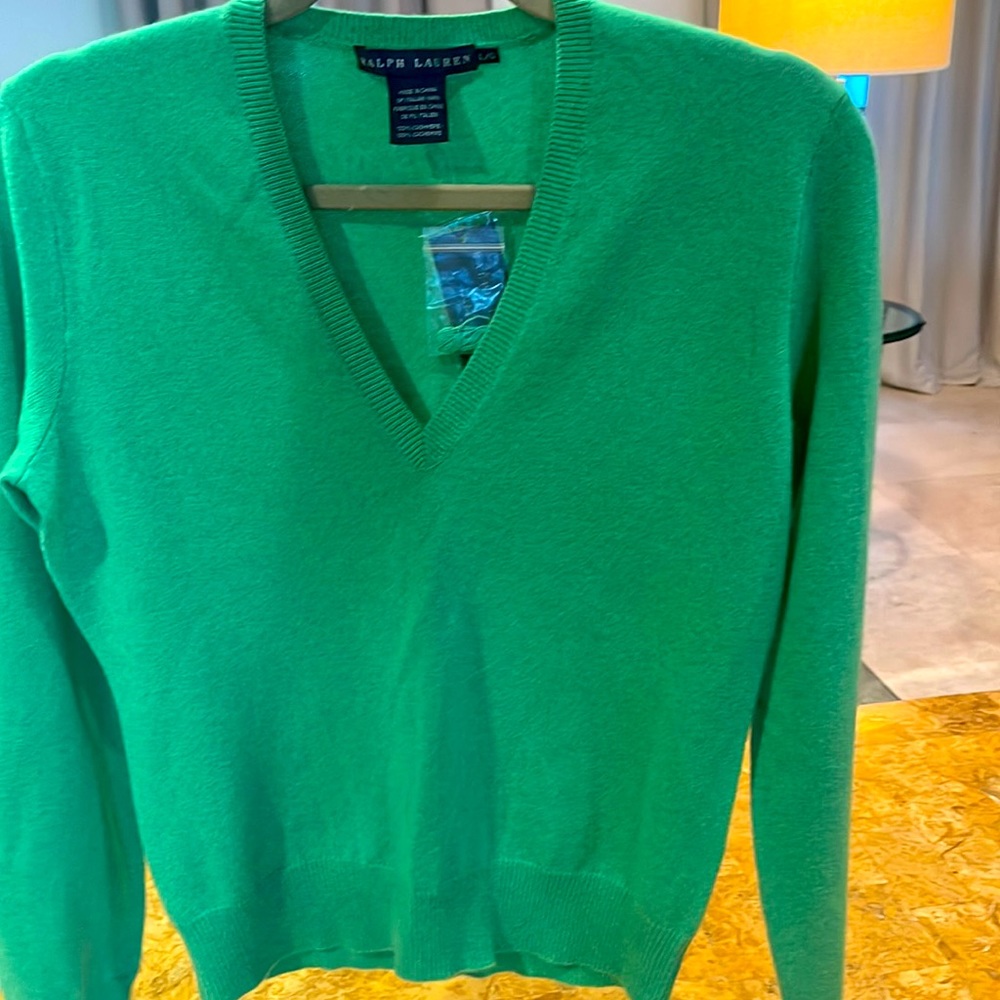 Ralph Lauren Girl’s size L - 100% cashmere - NWT.